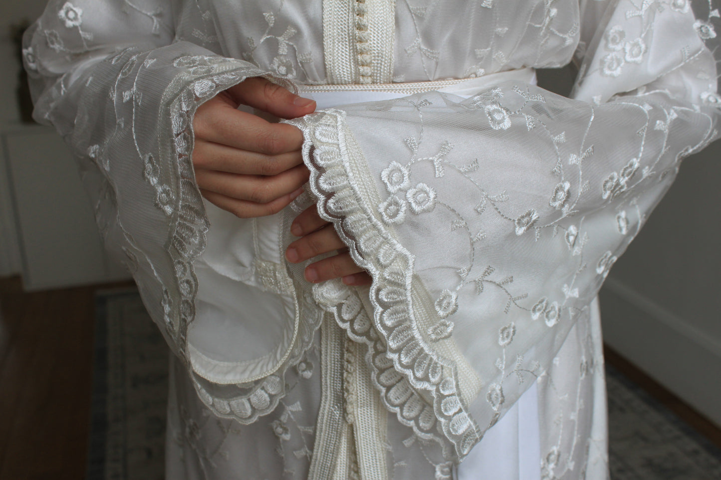 Caftan doublé en tulle brodée - écru