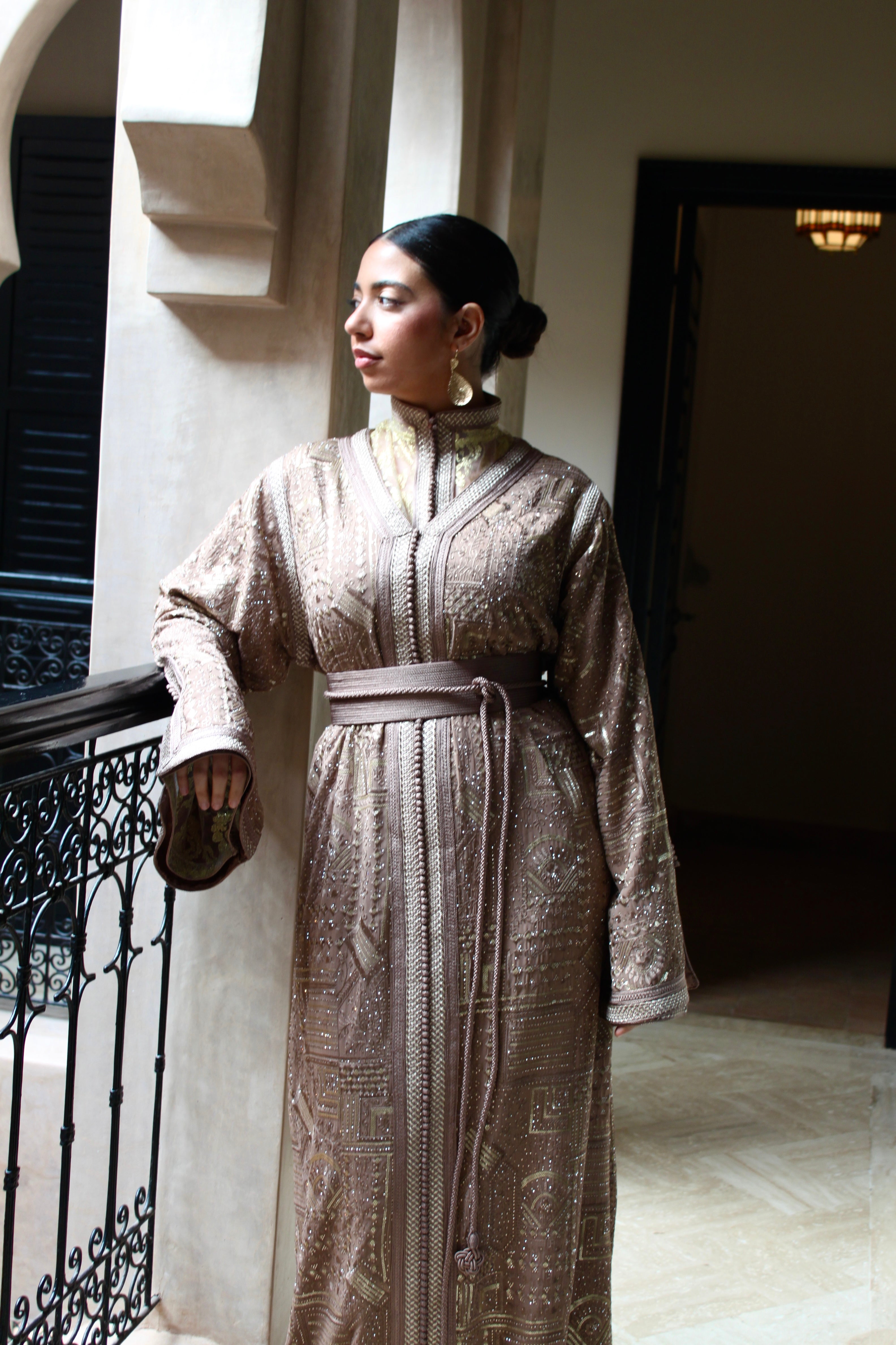 Caftan tulle brodée soie - latte