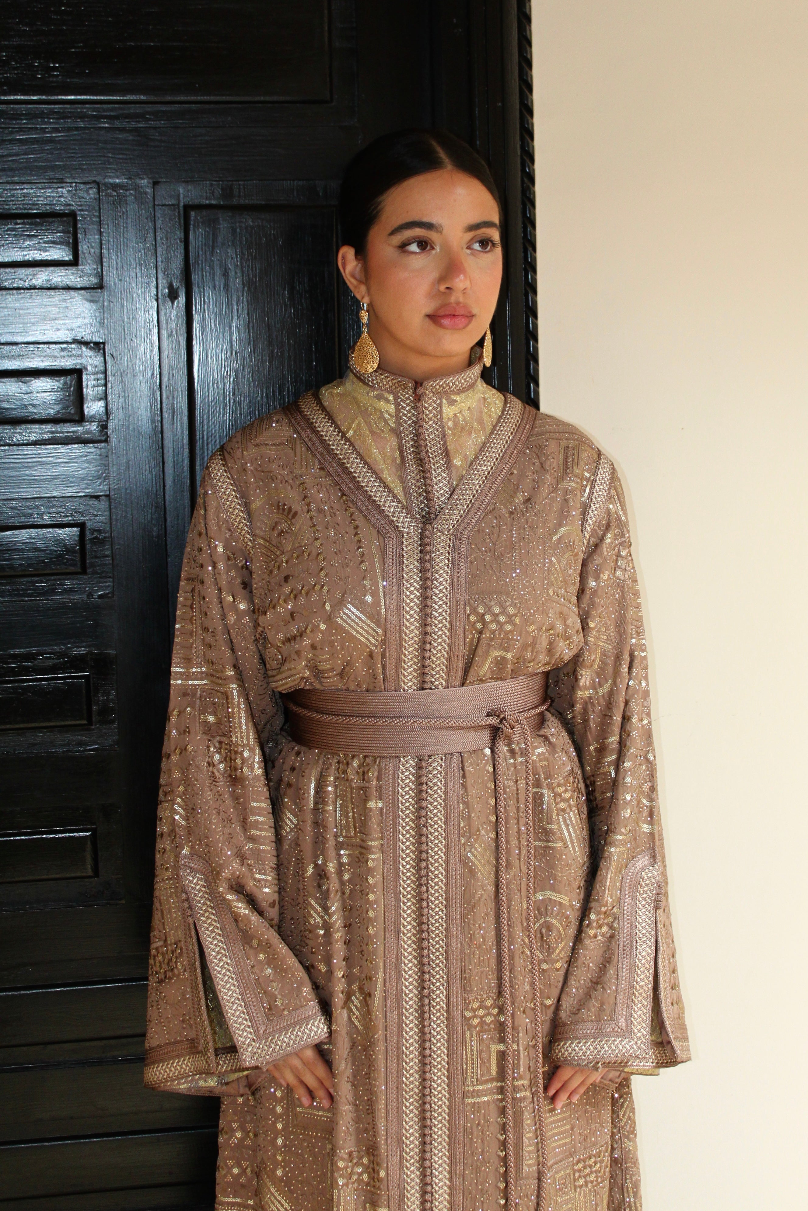 Caftan tulle brodée soie - latte