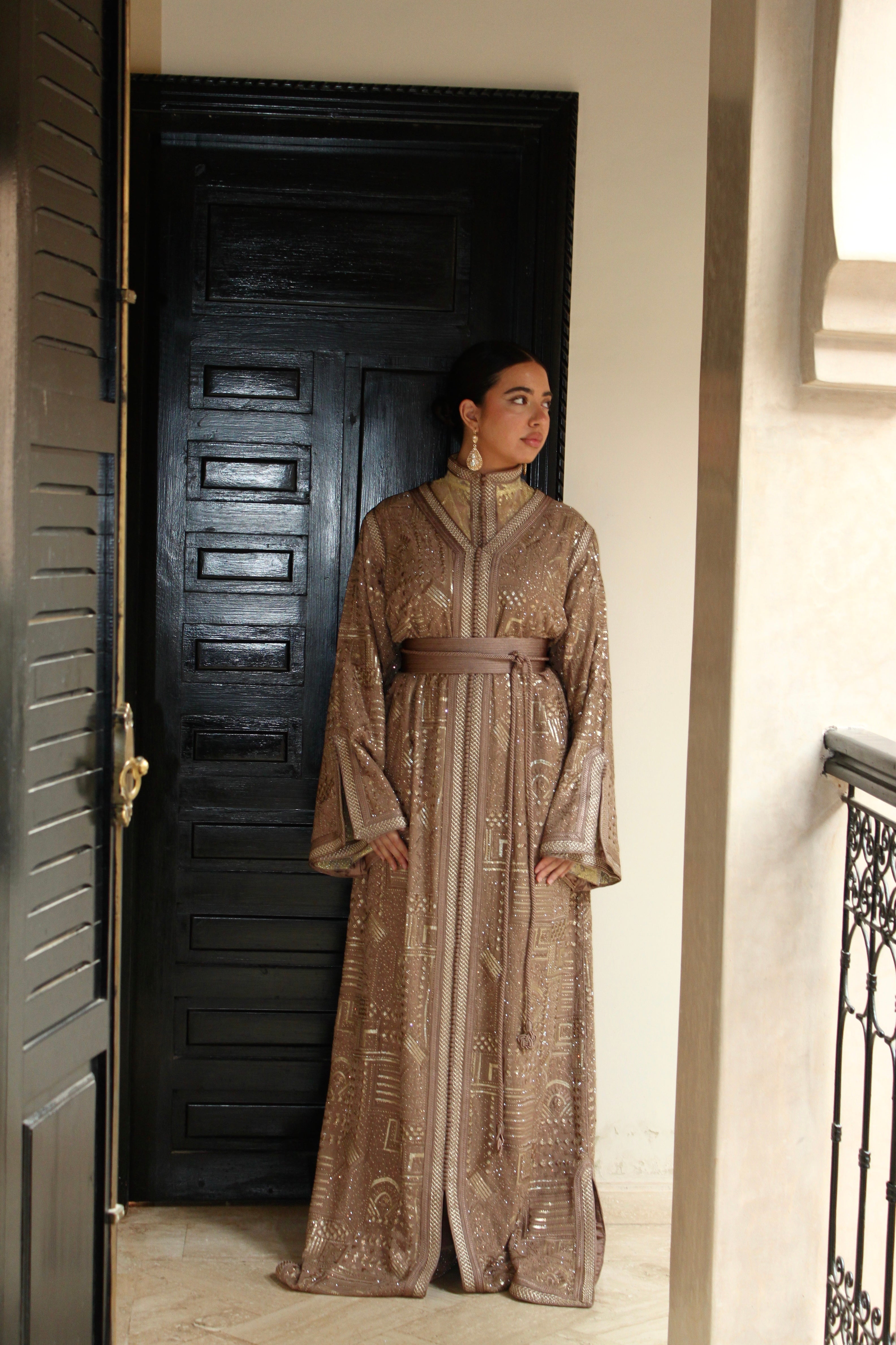 Caftan tulle brodée soie - latte